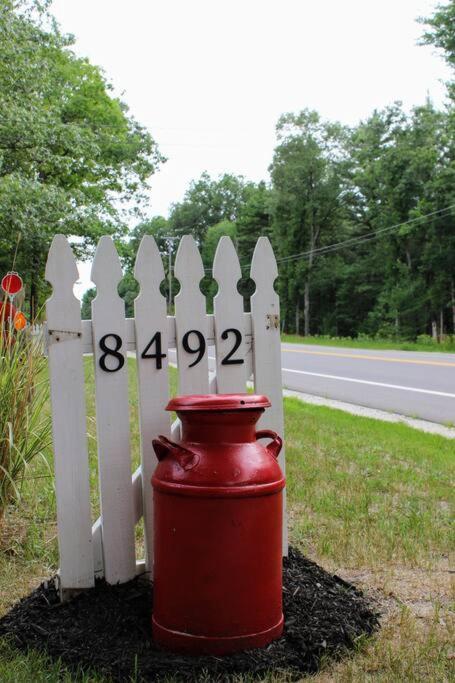 Cozy Cottage Just Minutes From Lake Michigan! Pentwater Exterior photo